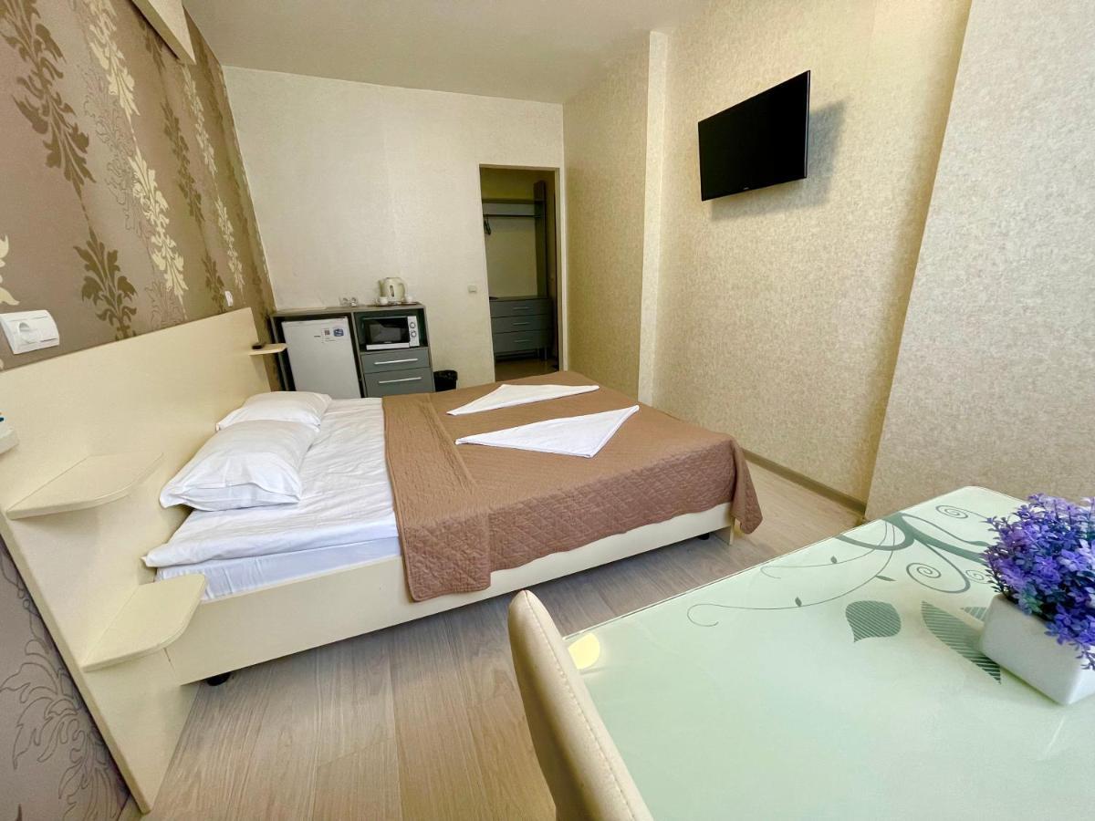 East Residence Kiev Bagian luar foto